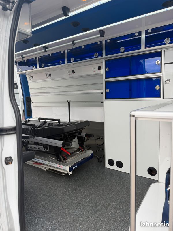 Renault Master L3H2 Ambulance Les Dauphins Type B - EN1789 (image 12)