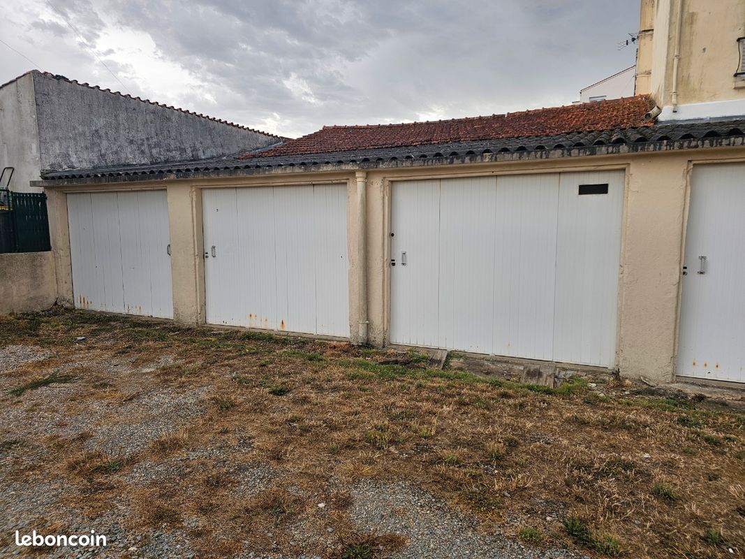 Garage à louer Rochefort · 100 €
