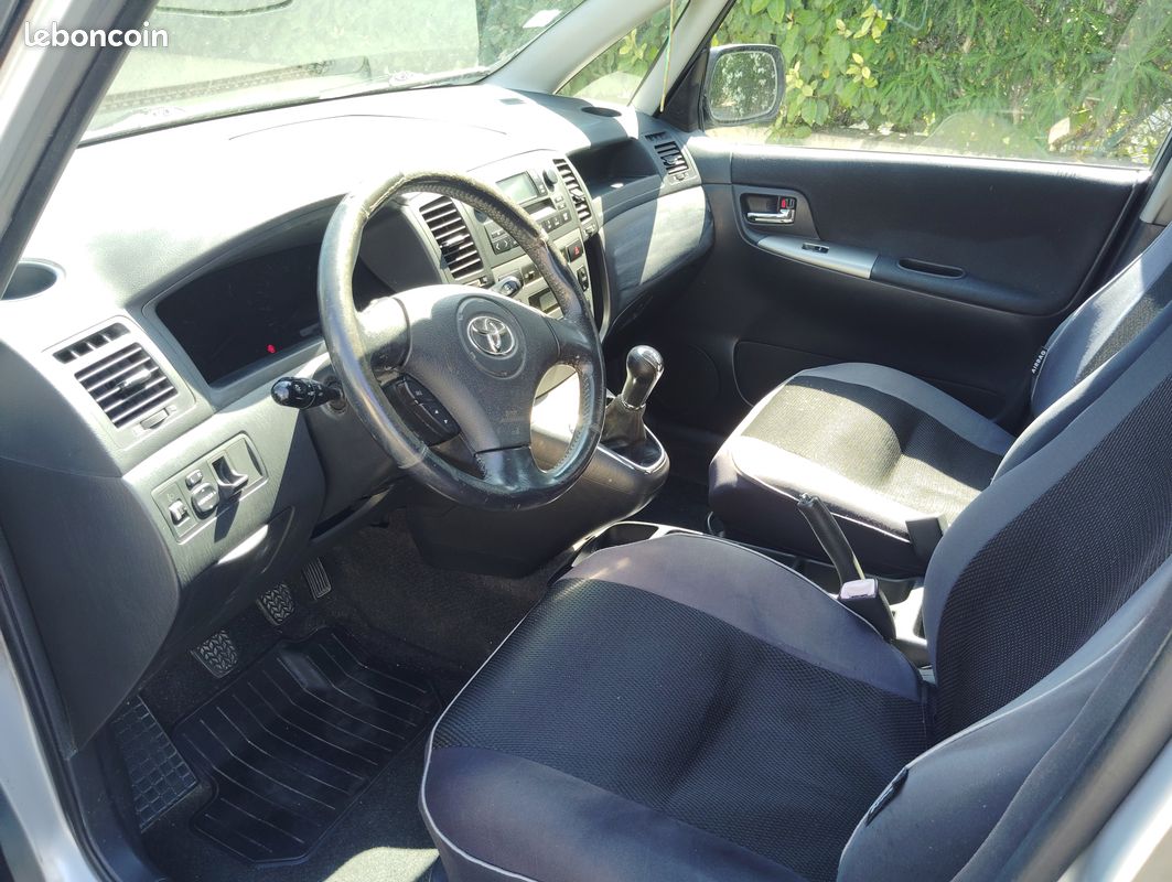 Voiture Toyota COROLLA VERSO (image 2)