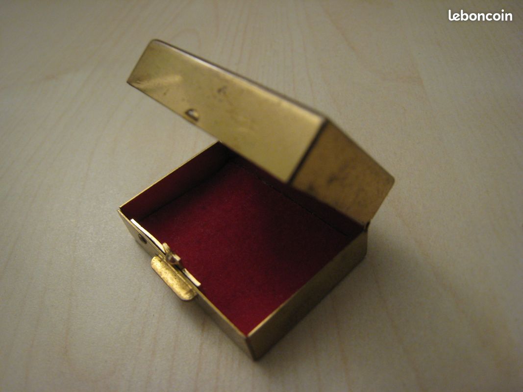 Boîte en cuir vintage avec cartes à jouer des années