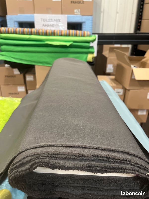 Nappes ou tissu grise de 11.3 m et 152 cm de largeur (image 1)