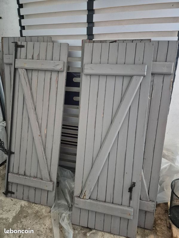 Lot de 3 paires de volets battants anciens en bois avec quincaillerie – À restaurer (image 1)