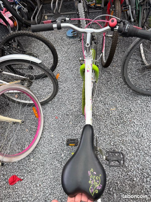 Vélo fille B’Twin 24 pouces blanc et vert avec garde-boue (image 2)