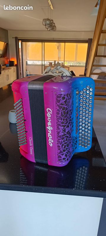 Vends Accordéon Cavagnolo compact et léger. Possibilité de le jouer en midi. Modules et câbles fournis (image 3)