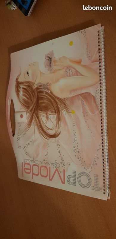 Grand cahier de création de mode (image 1)