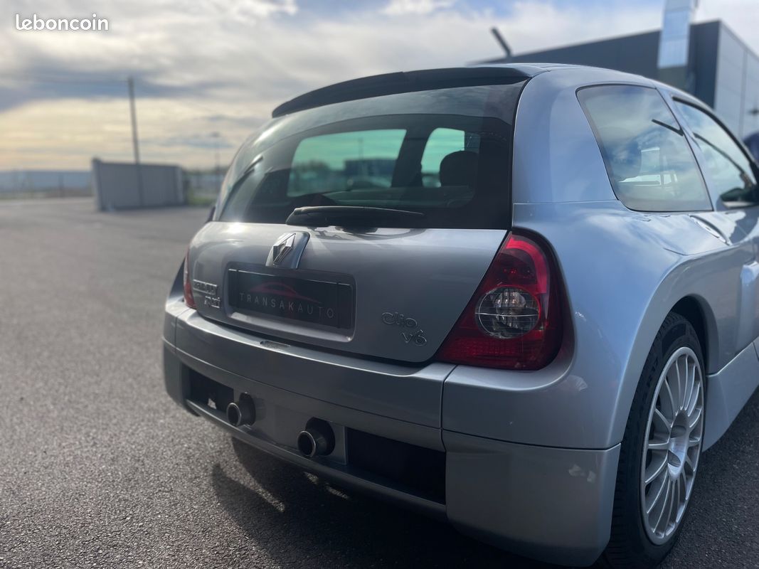 RENAULT CLIO 3.0 V6 Sport (image 13)