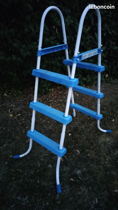 Échelle de piscine acier et plastique blanc/bleu – 4 marches (image 1)
