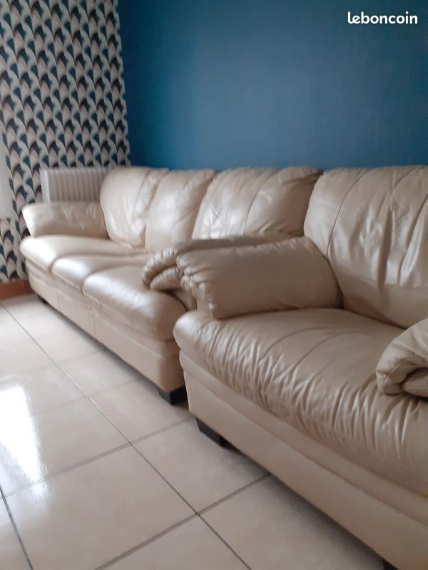 A vendre canapé plus fauteuil en cuir dimensions 2,10xo,95x0,90 fauteuil 1,07x0,95x0,90 tres bon (image 1)
