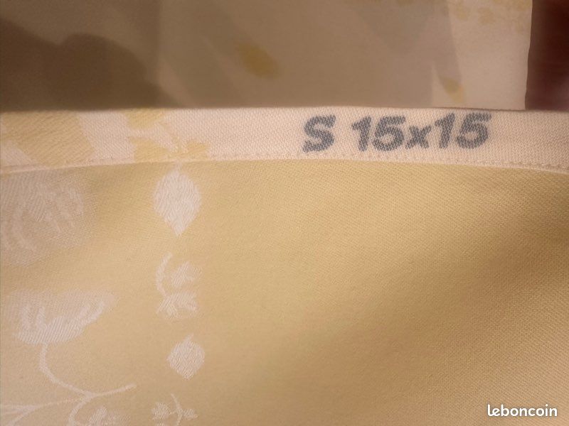 Nappe jaune paille 150x150 et 6 serviettes (image 5)