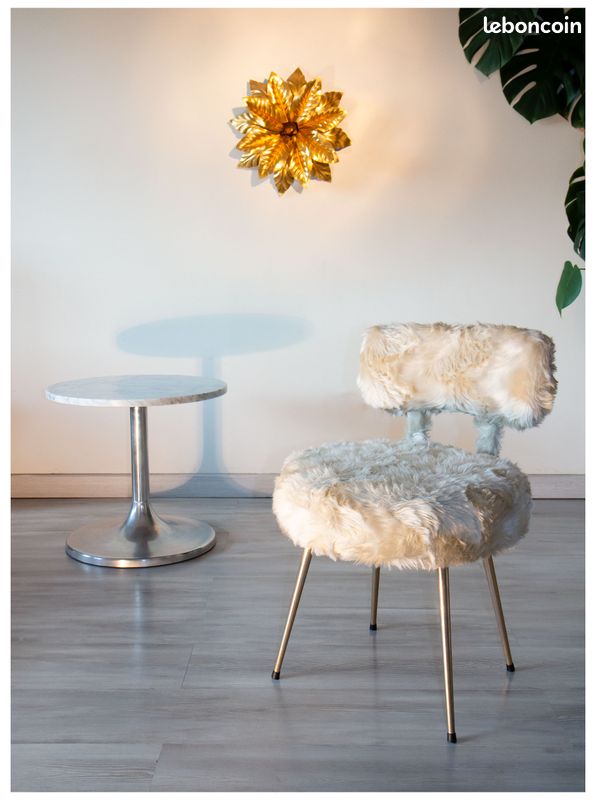 Chaise moumoute couleur laine, pieds dorés, vintage 1970 (image 1)