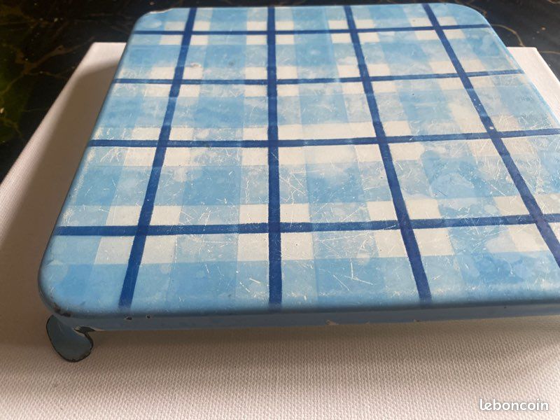 ANCIEN DESSOUS DE plat en fonte émaillée bleu carré croix géométrique