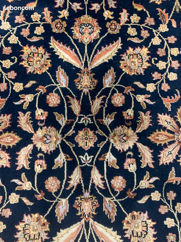 Tapis iranien en laine à décor de médaillon central sur fond rose - Le chat rouge