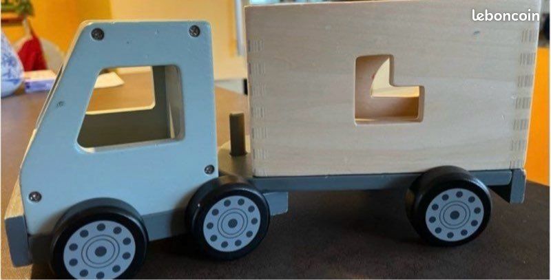 Camion jouet en bois , boite à forme (image 2)