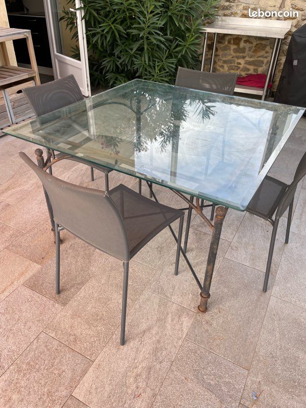 Table en fer forgé avec plateau en verre intérieur/exterieur (image 1)
