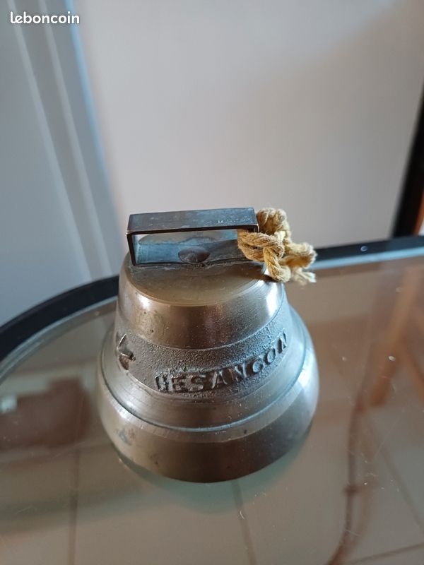 Ancienne grosse cloche en bronze datant du 19ème siècle de 3 kilo