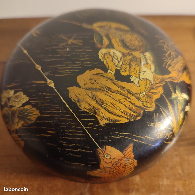 Boîte Ancienne en Laque du Japon Maki-e – Motif Pêcheur et Carpe – Époque Meiji / Taisho (image 1)