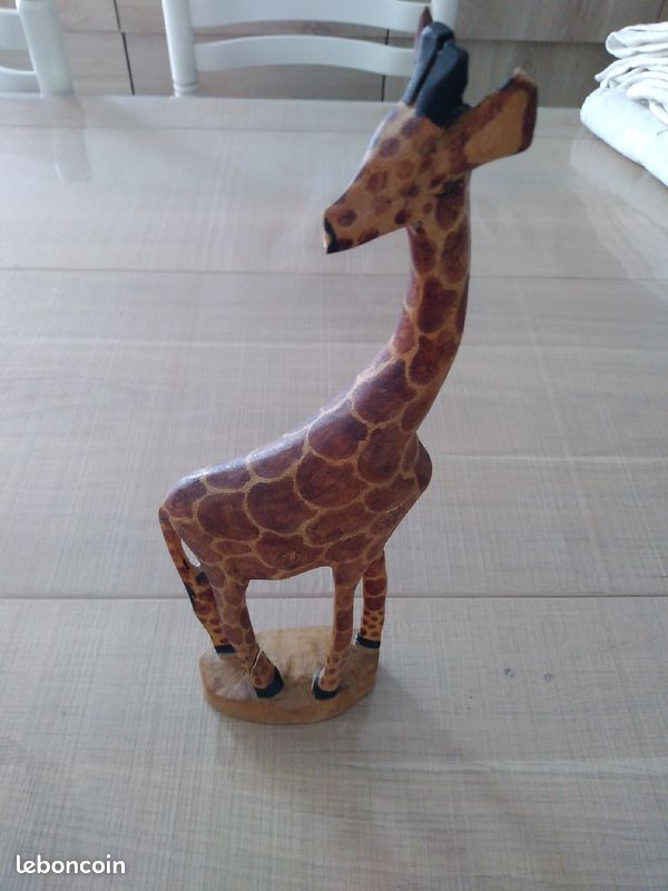 Statuette décorative en bois (image 1)