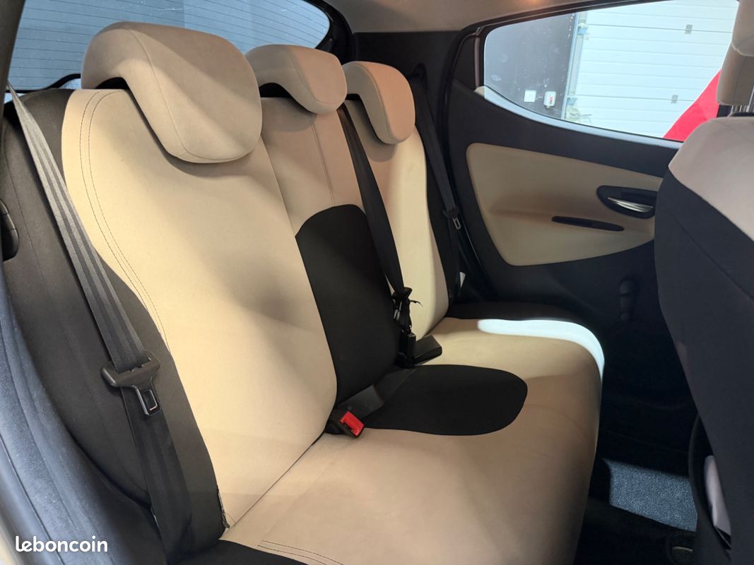 LANCIA YPSILON 1.2 70ch - suivi complet - 2 eme mains (image 29)