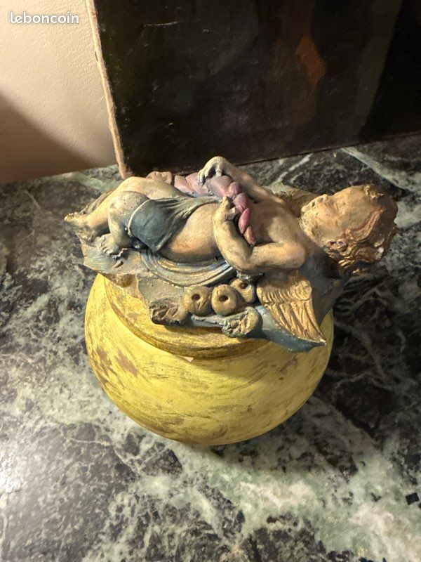 Boîte en terre cuite figurant un angelot (image 2)