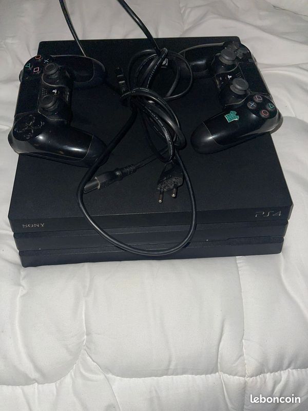 Ps4 pro 2 manettes 1t (image 1)