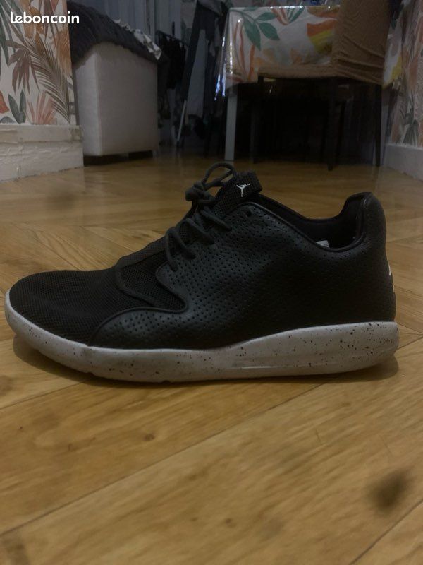Air JORDAN Eclipse 'Noir Blanc' Chaussures