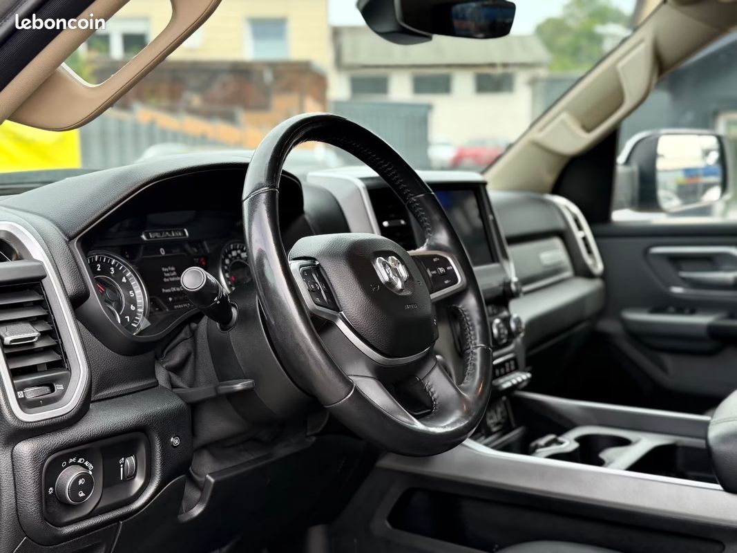 Dodge RAM 1500 Big Horn 5.7 HEMI 401 ch 4x4 – Uconnect – Caméras AV/AR – Attelage (image 11)