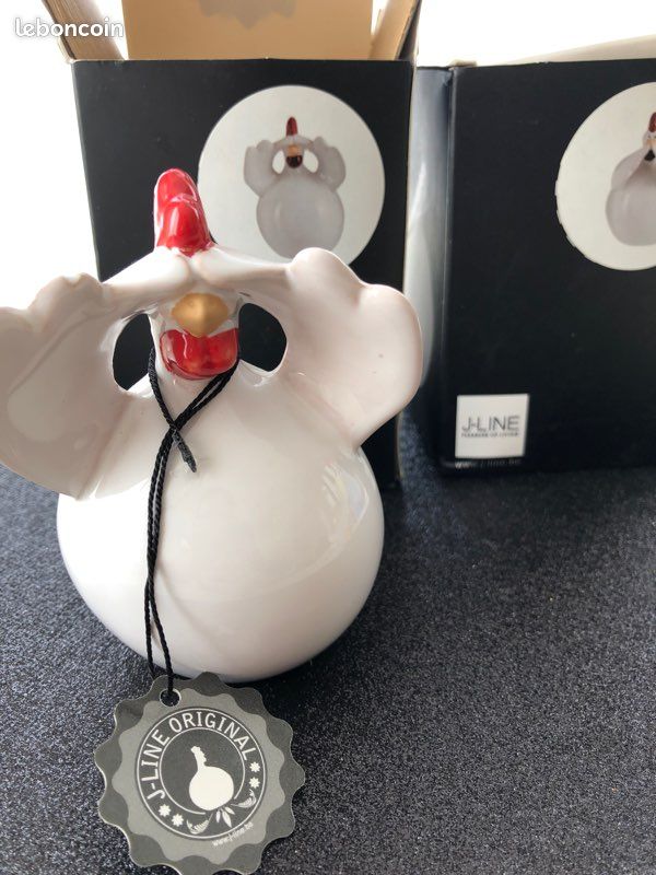 Poule blanche cachant ses yeux jline (image 1)