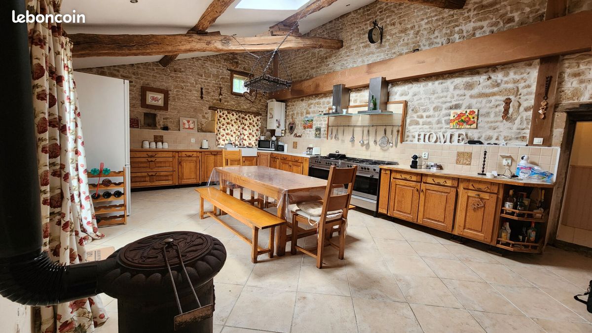 Maison 11 pièces 358 m² · à Saint-Hilaire-des-Loges · 358 m² · 263 200 €