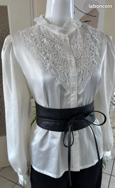 Chemise blouse romantique Lapland - Blanc cassé / Ivoire - Broderie dentelle perlée sequins S/M Satinée Comme neuve (image 4)