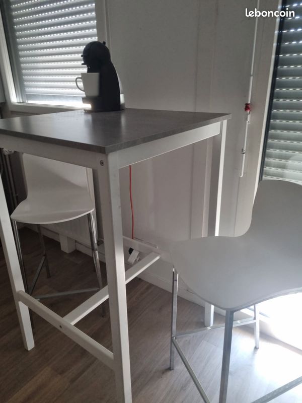 Mange de debout (image 1)