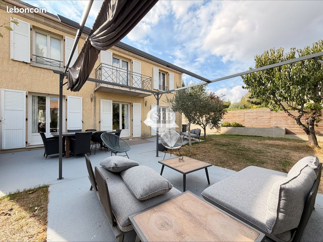 Maison 7 pièces 160 m² · à La Ville-du-Bois · 160 m² · 495 000 €