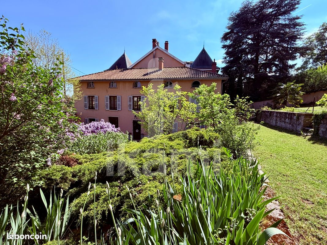 Maison 10 pièces 314 m² · à Saint-Genis-Laval · 314 m² · 849 000 €