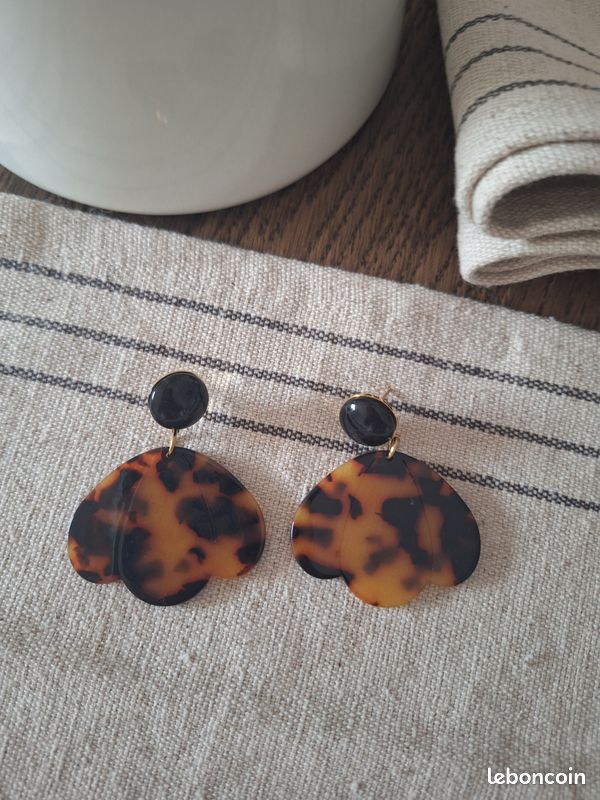 Boucles acier doré et résine (image 1)