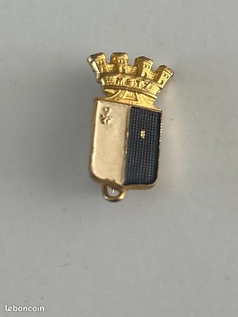 BG13051 - INSIGNE BADGE BLASON VILLE DE FOURMIES