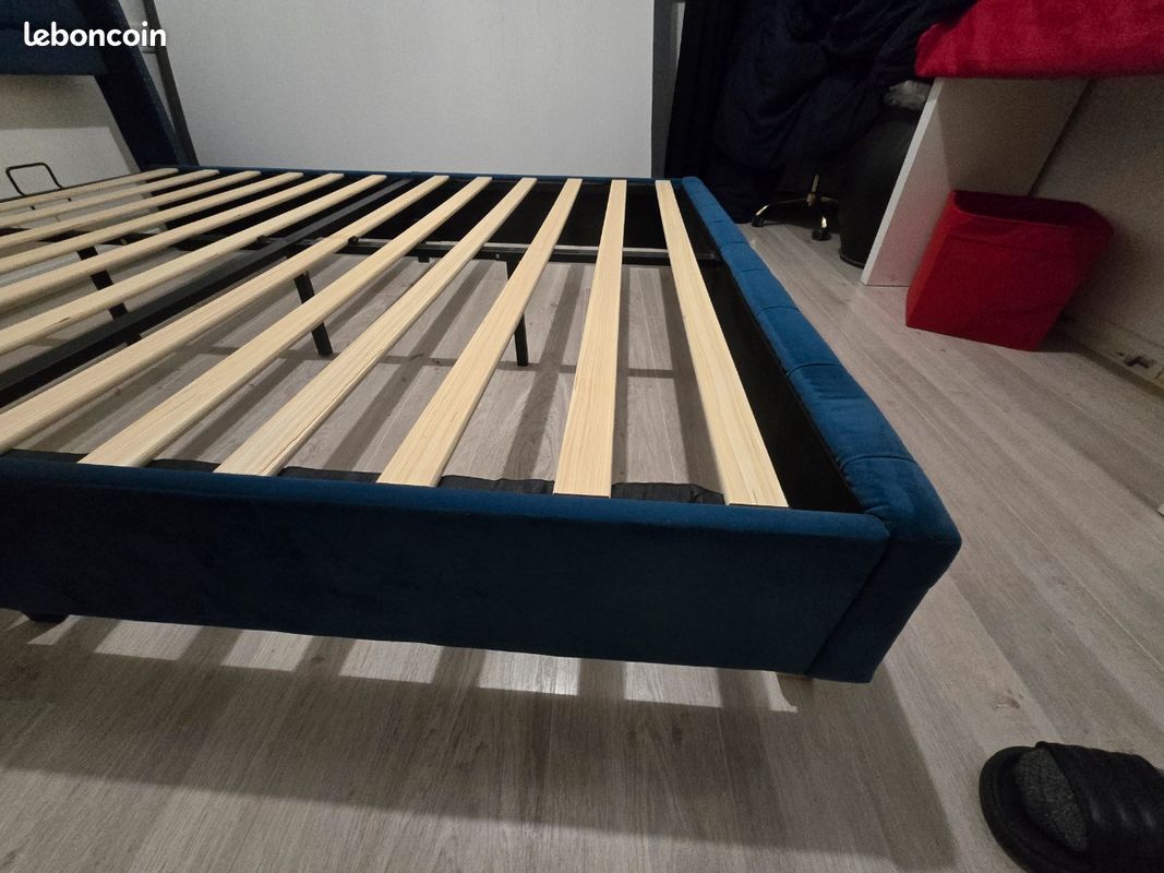 Beliani – Sommier-lit à Lattes 160x200 Cm Velours Bleu, Tête Haute Villette (glamour)