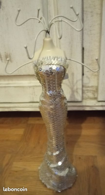 Buste pour bijoux avec strass (image 1)