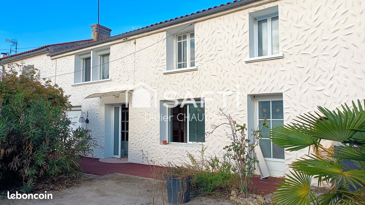 Maison 8 pièces 179 m² · à Ardillières · 179 m² · 189 000 €