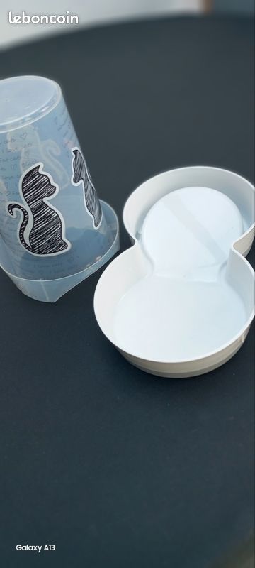 Distributeur de croquettes et d'eau (image 2)