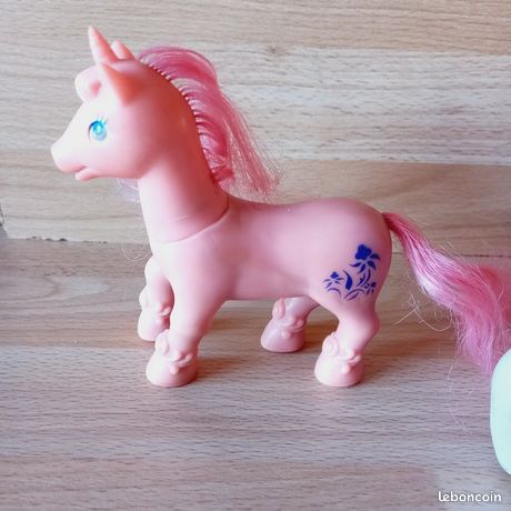 Mon Petit Poney, 35298 Poneys Classic Rainbow Poney Gingerbread, 20 cm de haut, cheval rétro à offrir pour fille, figurines-jouets animaux, jouets chevaux pour les ans de plus de 3 ans Mon Petit Poney, 35298 Poneys Classic Rainbow Poney Gingerbread, 20 cm de haut, cheval rétro à offrir pour fille, figurines-jouets animaux, jouets chevaux pour les ans de plus de 3 ans