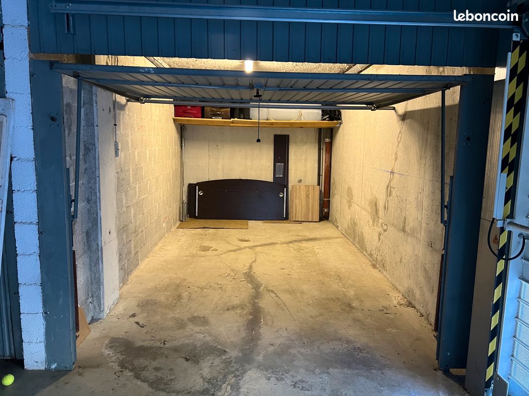 Garage résidence sécurisée · à Carnoux-en-Provence · 35 000 €
