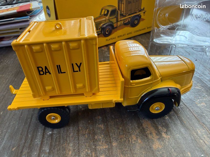 Dinky Toys Atlas 1:43 – Plateau Berliet Avec Container Bailly – Réf 581N