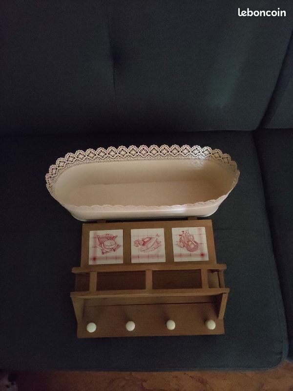 Meuble de cuisine et aussi le corbeille de pain (image 1)