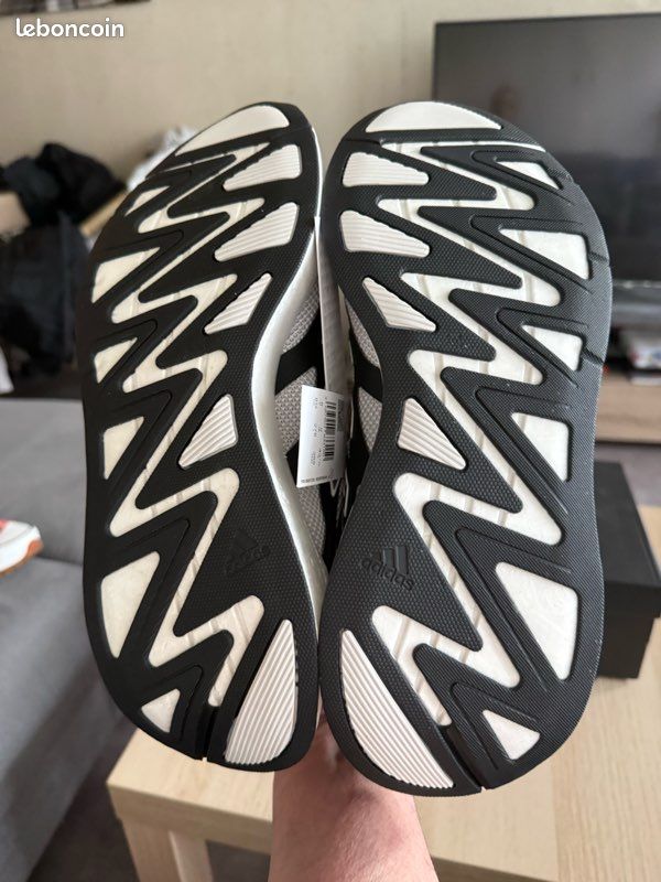 Chaussures Enfant Adidas Taille 9K - Noir/blanc/rouge - Très Bon état