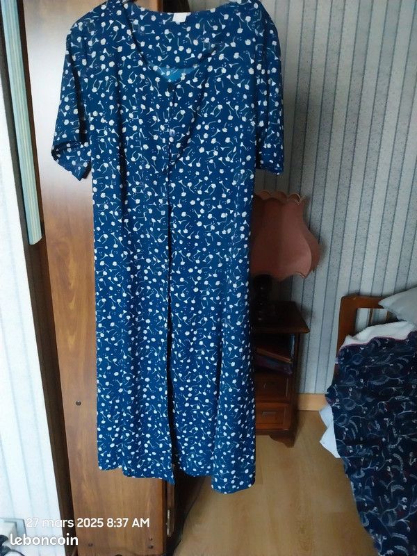 Robe d'été tombé fluide Couleur marine-à fleurs taille 24