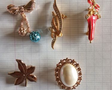 BR105E Broche Chat Métal Peint Rose Motif Fleuri et Métal Doré avec Arêtes