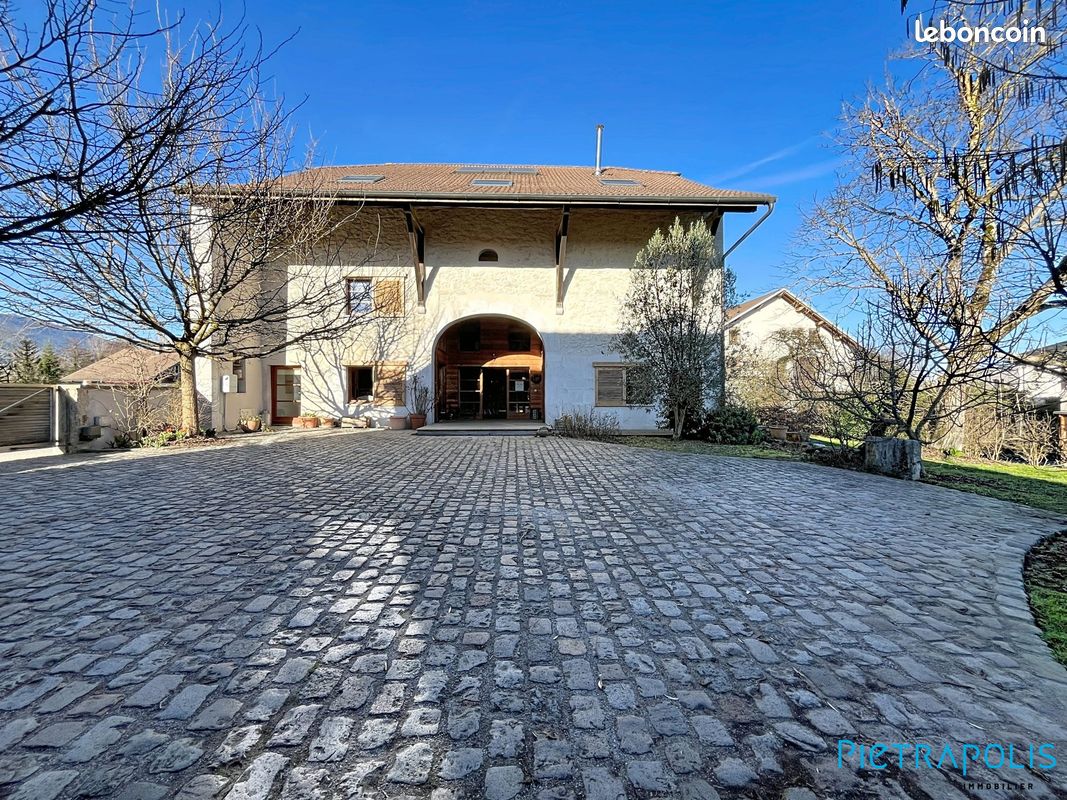 Maison 8 pièces 289 m² · à Saint-Genis-Pouilly · 289 m² · 1 149 000 €