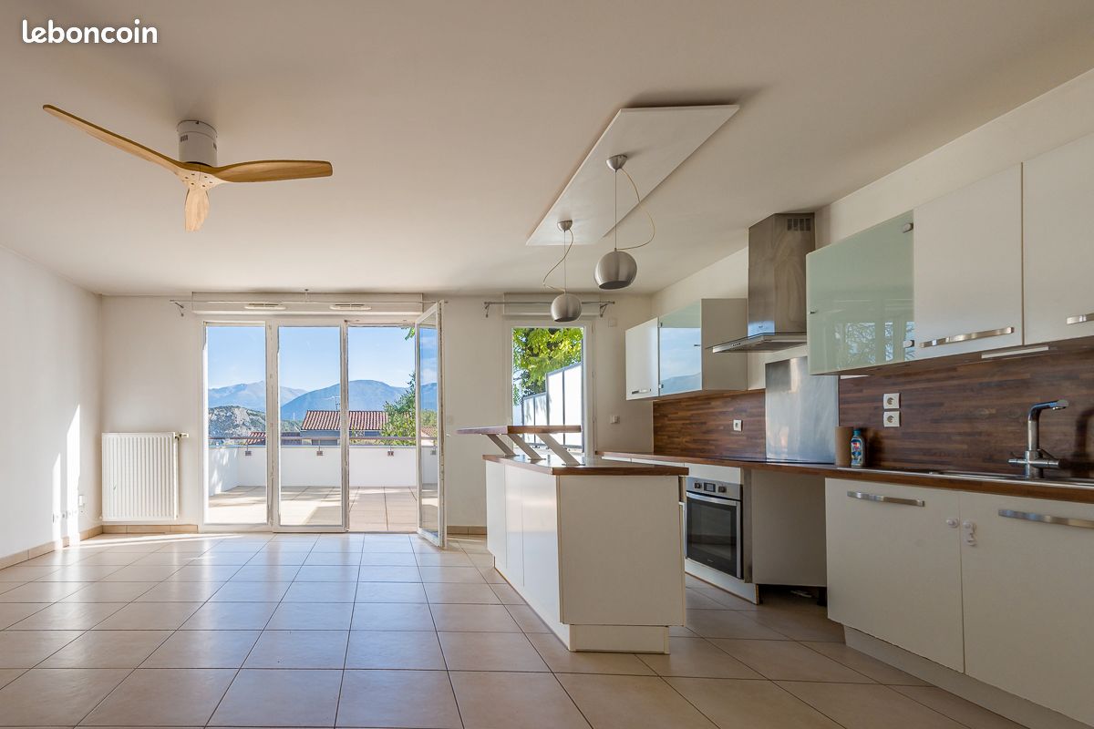 Claix centre – T4 81 m² en RDC – Terrasse 28 m² – Garage (image 2)