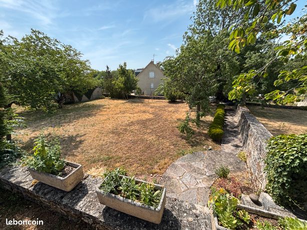 Terrain constructible 892 m² avec atelier, hangar et terrain clos – Sainte-Radegonde (Istournet)