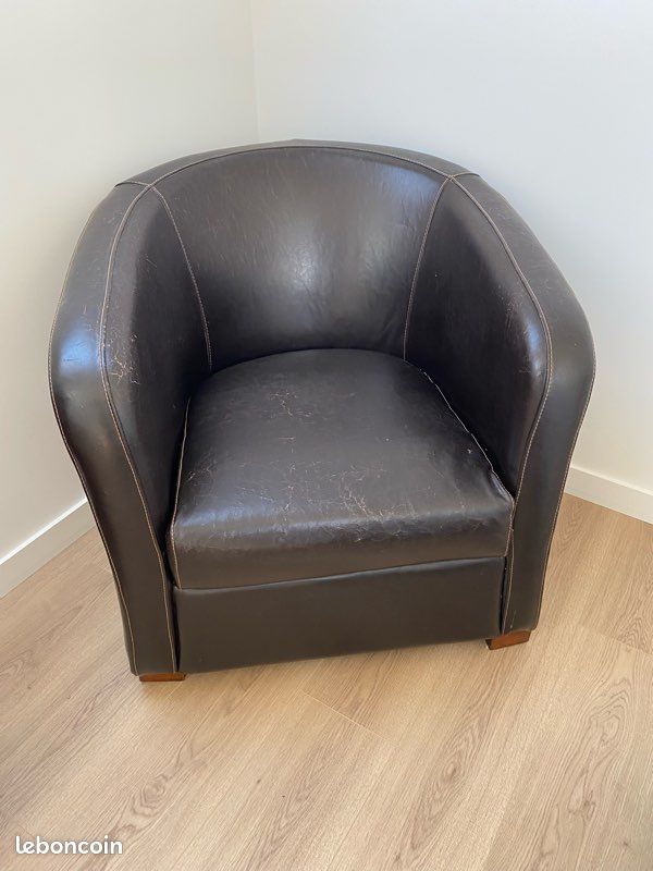 Fauteuil club cuir marron - aspect vieilli (image 1)