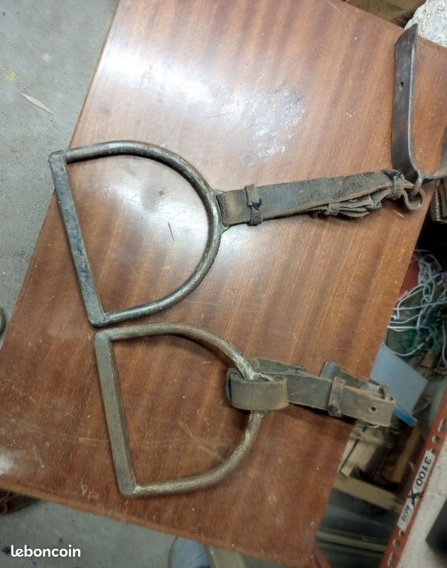 Paire D'étriers D'équitation Anciens En Métal – Vintage – équipement Cheval